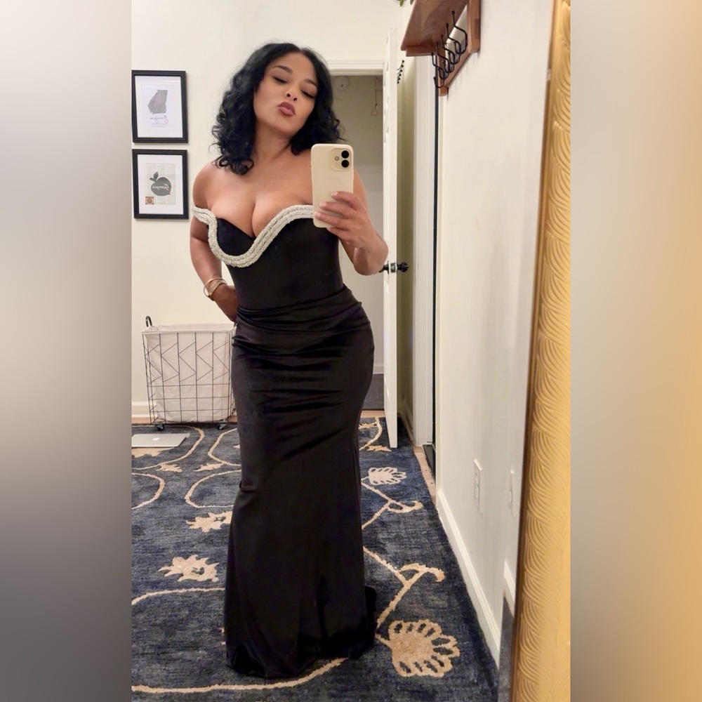 Elegant Black One-Shoulder Gown